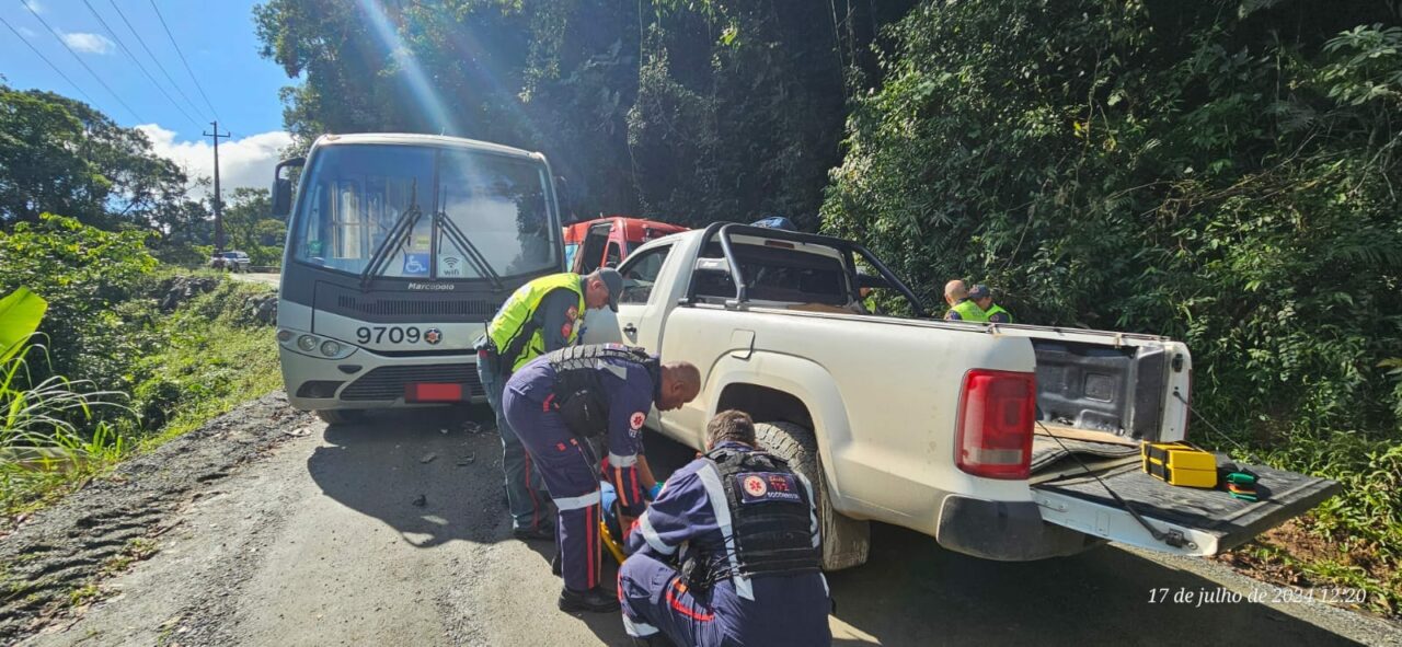 Acidente entre carro e ônibus do transporte coletivo deixa duas pessoas feridas em Blumenau
