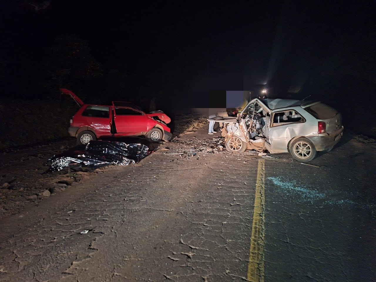 Colisão frontal deixa dois mortos e quatro feridos na SC-283