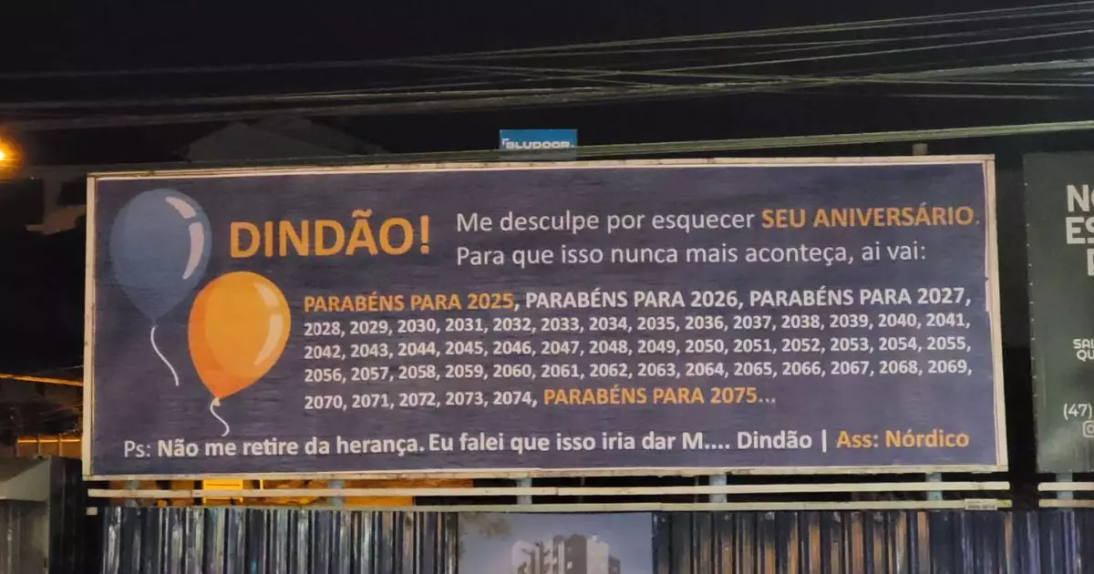 Afilhado com consciência pesada deixa mensagem em outdoor pedindo desculpa para padrinho