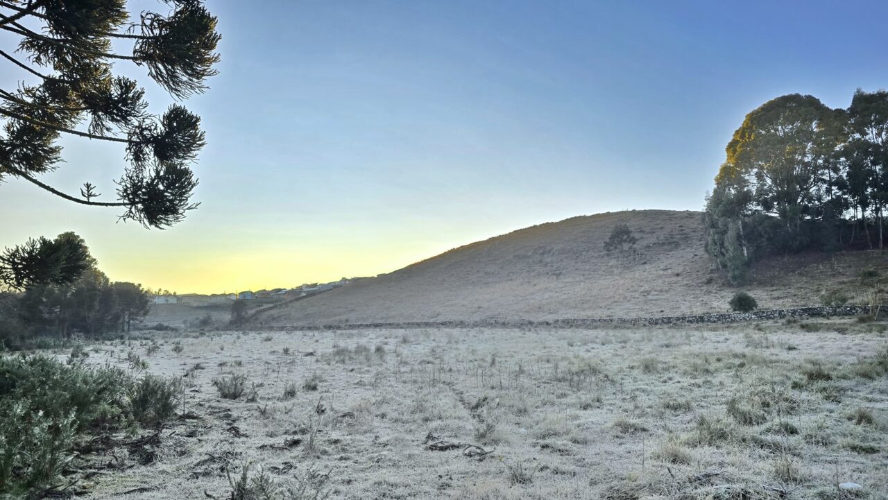 Geada e temperatura negativa marcam o amanhecer em municípios da Serra