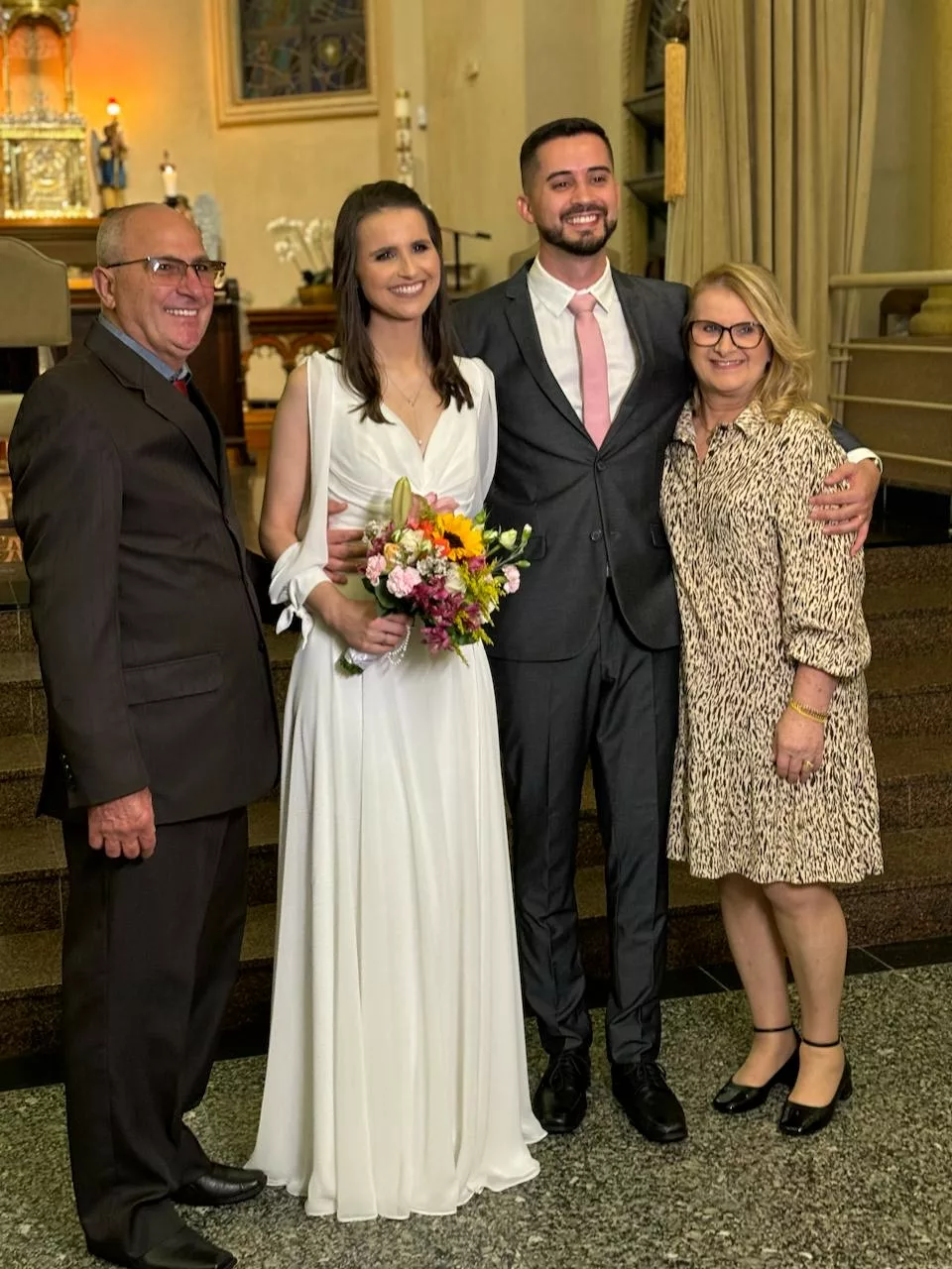 Aclésio Nascimento e Maria Colle no registro de casamento da filha nutricionista Camila Nascimento e Rafael Cândido. Felicidades aos noivos! - Foto: Arquivo pessoal/Reprodução