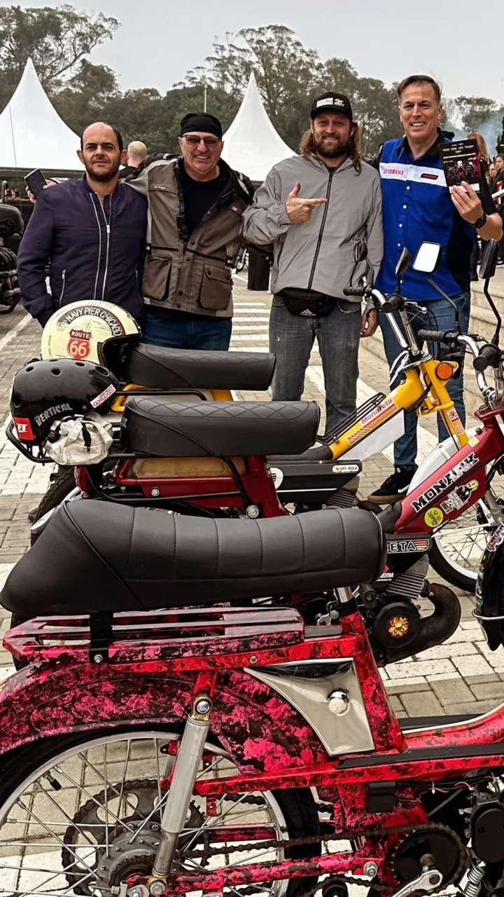 Jorge Cechinel e Aclésio Nascimento, destaques nos encontros de motos e carros antigos com as suas mobiletes, uma mais bonita que a outra! - Foto: Arquivo Pessoal/Reprodução