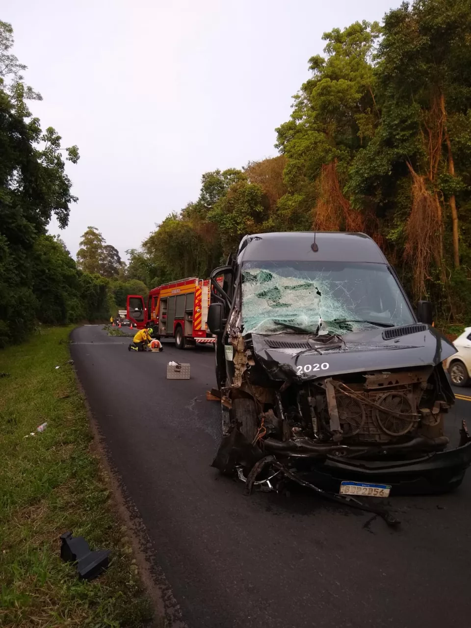 Acidente entre van e caminhão deixa seis feridos na BR-282