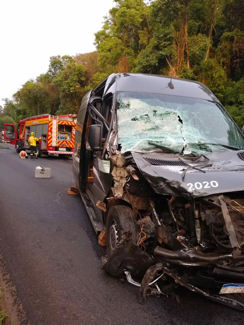 Acidente entre van e caminhão deixa seis feridos na BR-282