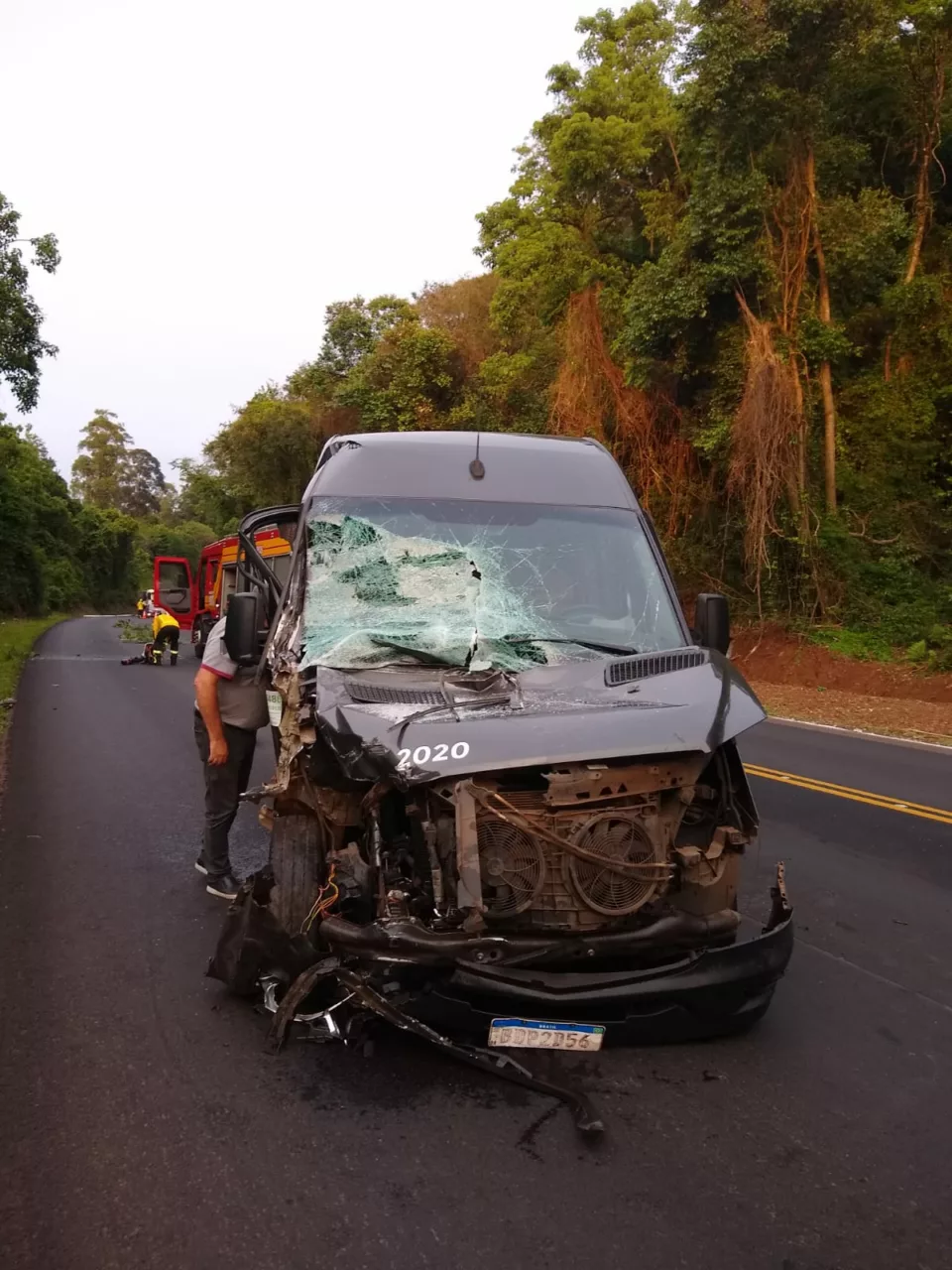 Acidente entre van e caminhão deixa seis feridos na BR-282