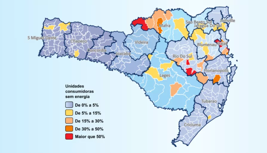 Mais 200 mil residências em SC ficam sem energia elétrica após temporais