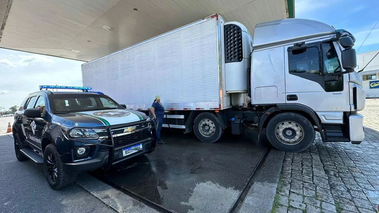 Carga de camarão avaliada em R$ 400 mil é apreendida pela Receita Federal em Barra Velha (2)