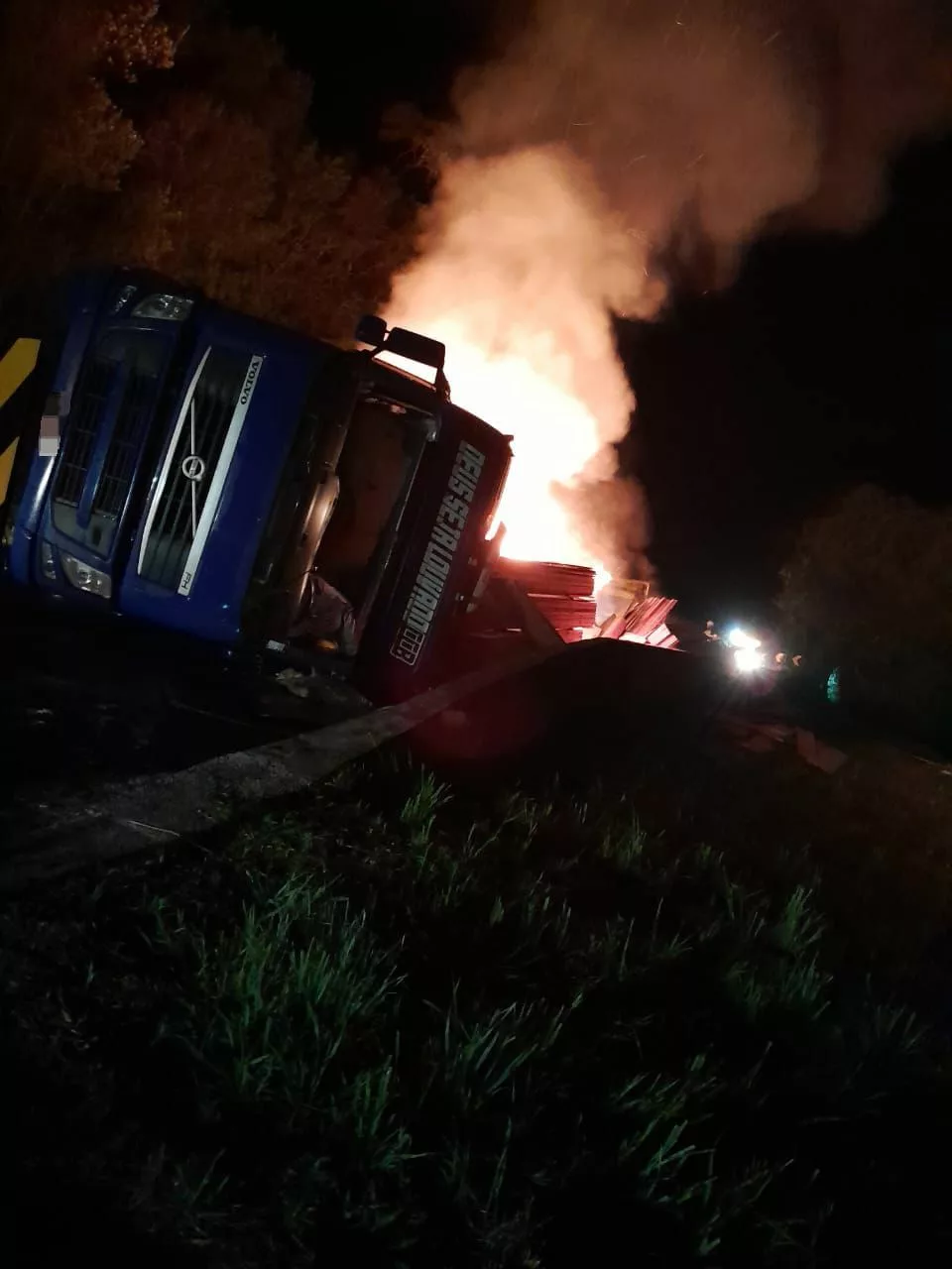 Carreta tomba e carga pega fogo em Santa Cecília