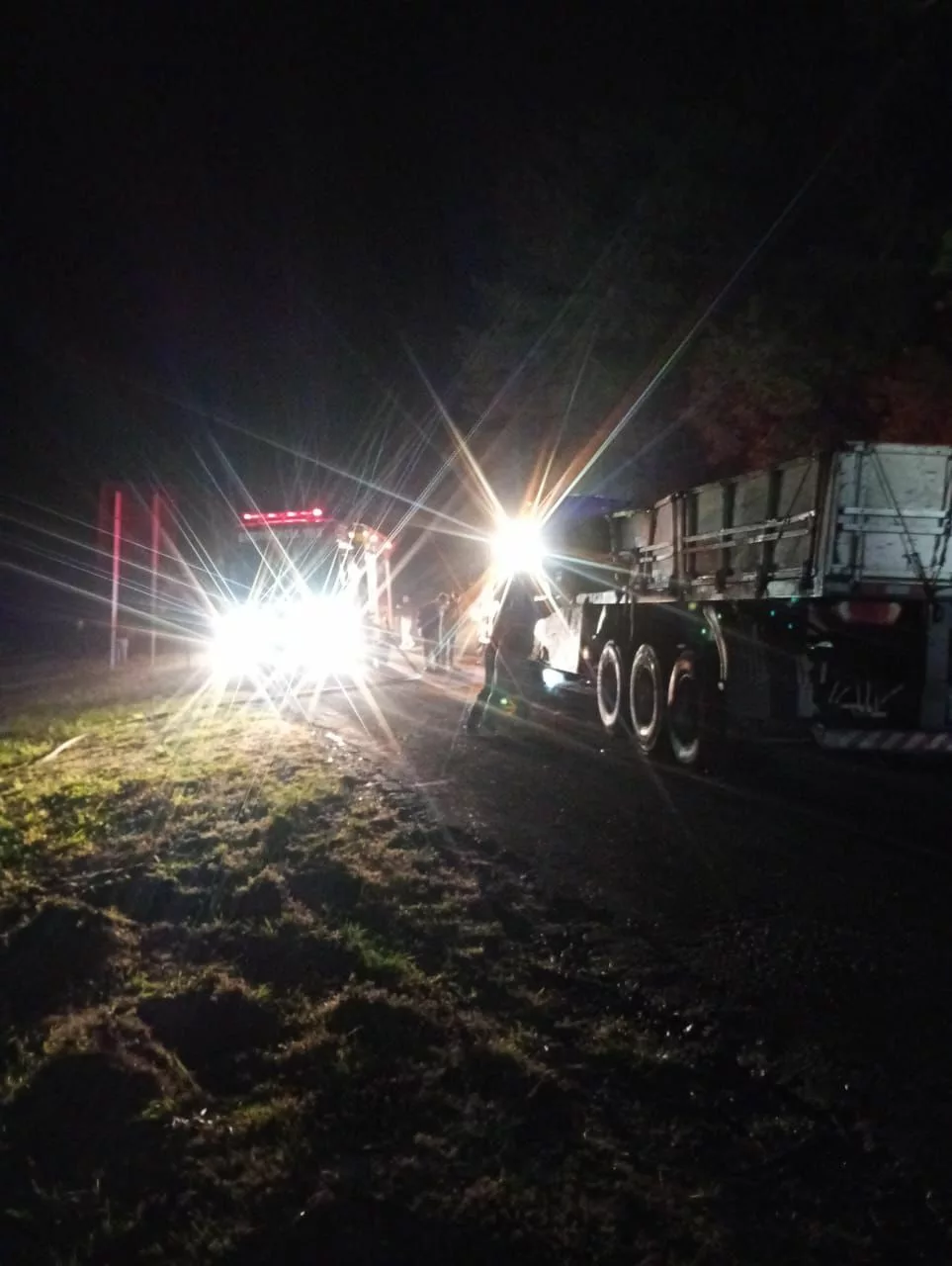 Carreta tomba e carga pega fogo em Santa Cecília