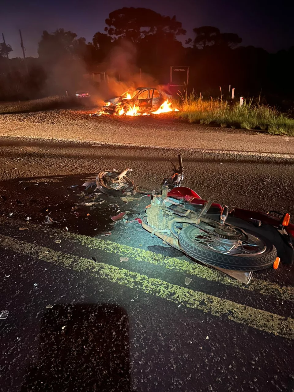 Carro pega fogo ao colidir contra moto na BR-470