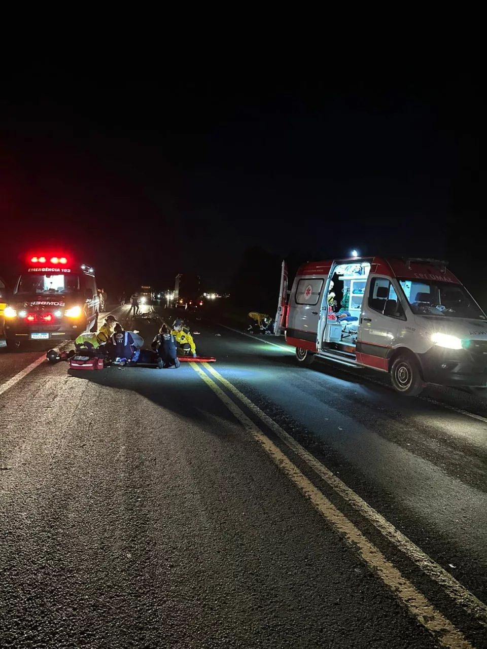 Carro pega fogo ao colidir contra moto na BR-470