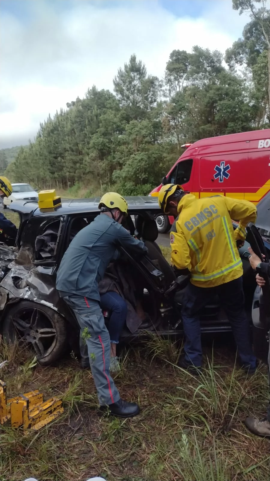 Colisão deixa passageira encarcerada em carro na SC-112 em Rio Negrinho