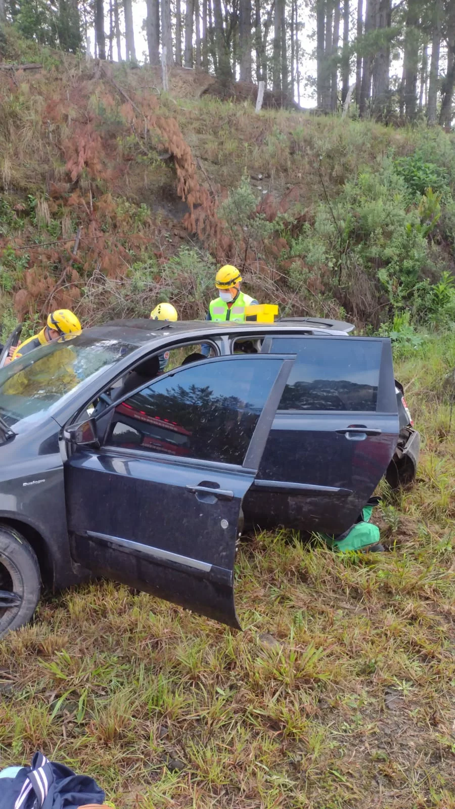 Colisão deixa passageira encarcerada em carro na SC-112 em Rio Negrinho