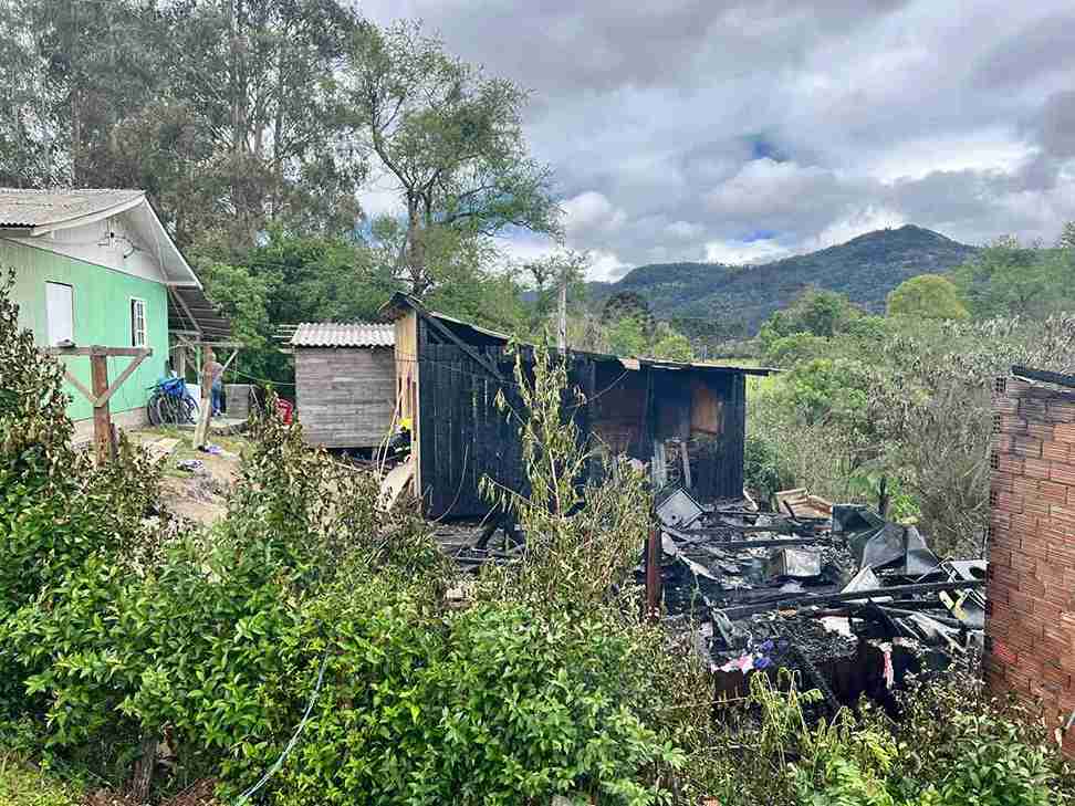 Fogo destrói completamente casa em Urubici