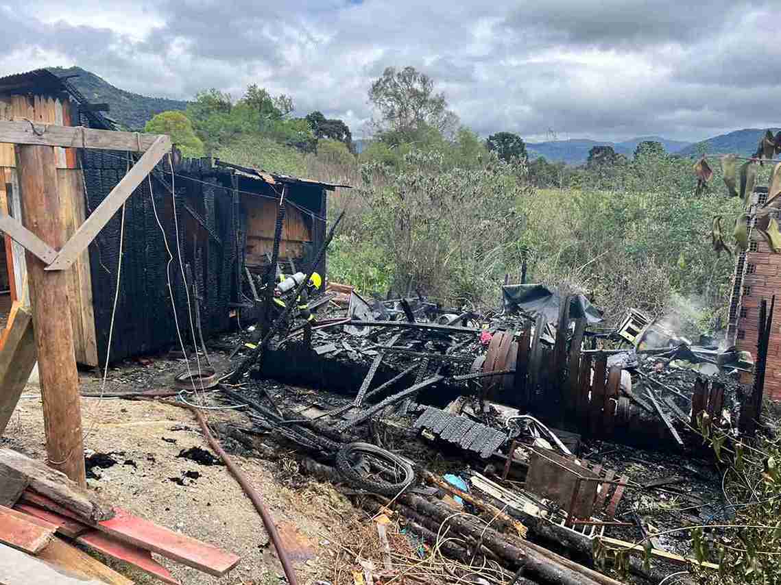 Fogo destrói completamente casa em Urubici