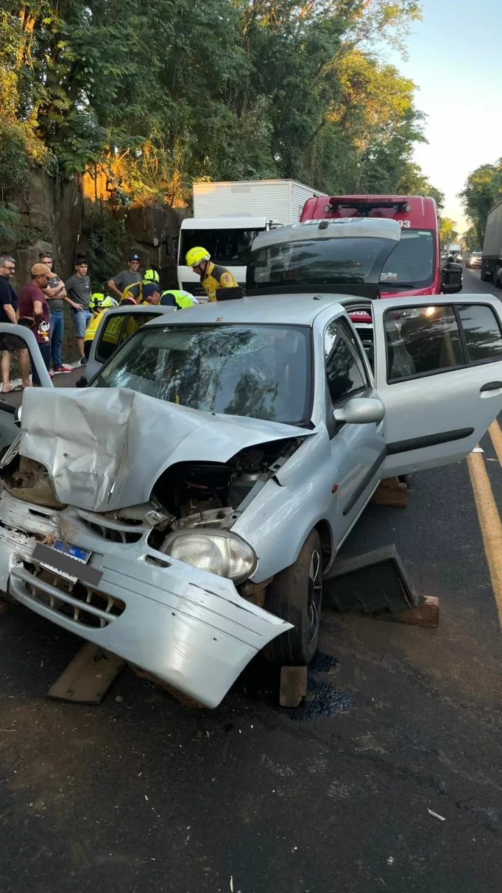 Grave colisão entre van e carro deixa feridos na BR-282