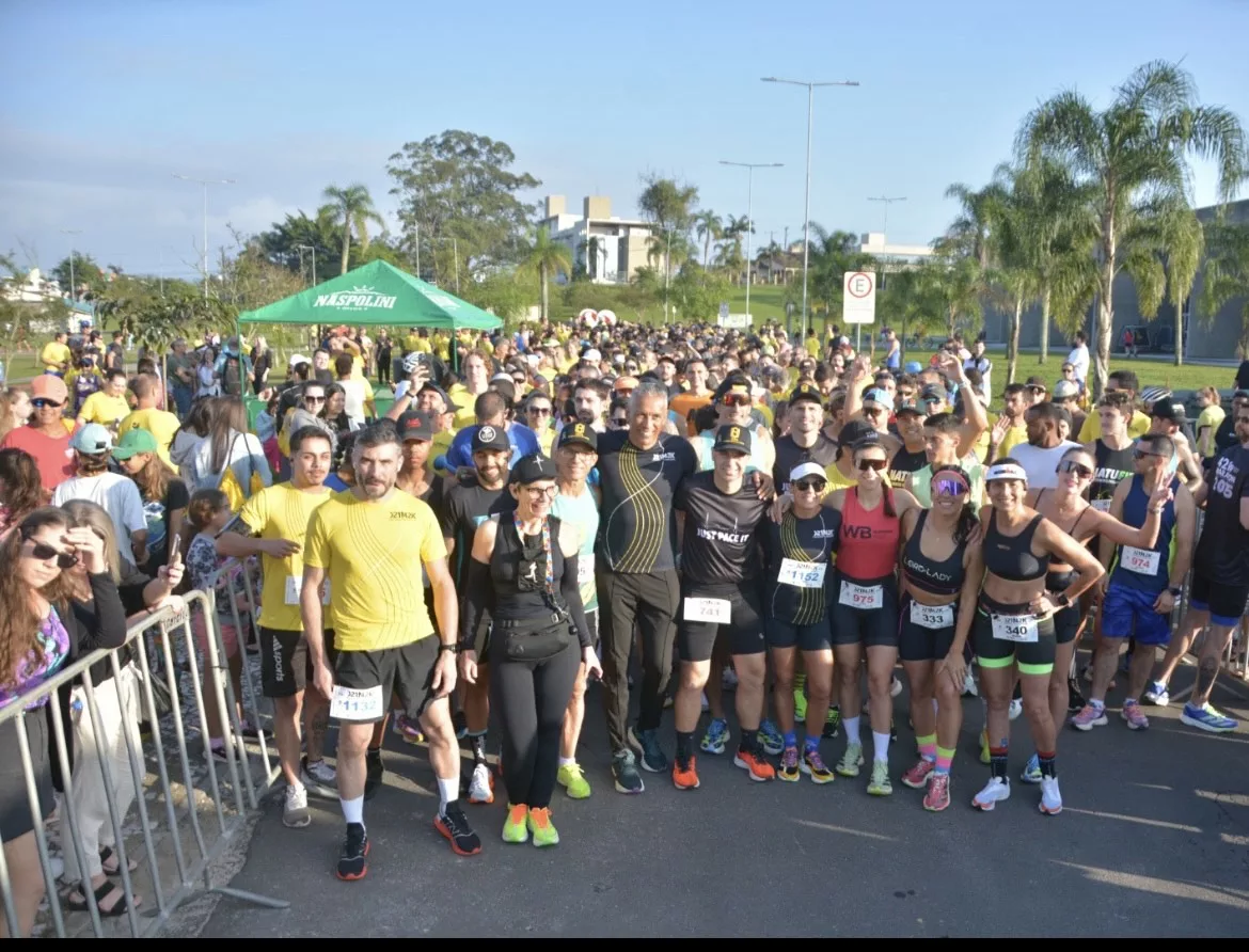 Ícone da história do atletismo brasileiro, Joaquim Cruz, incentivou os 1,5 mil que participaram da Maratona de Criciúma 2024 neste domingo (13).  - Foto: Arquivo Pessoal/Reprodução