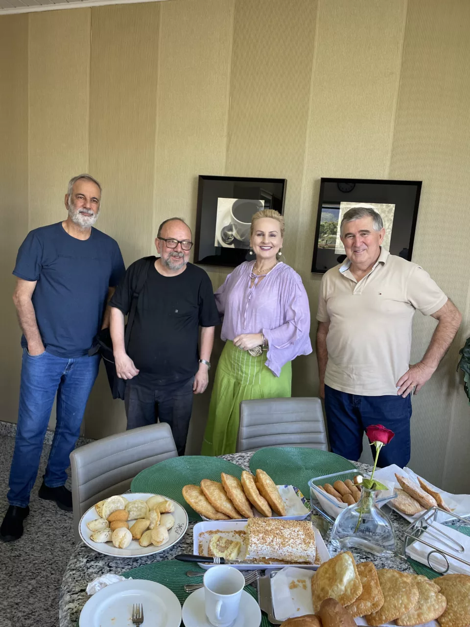 Padre Chico, padre Marquinhos e Nivaldo  Malhas, sendo recepcionados pela empresária Sandra Salvaro com um  delicioso café com mistura na empresa da família na Vila São Jorge. - Foto: Arquivo pessoal/Reprodução