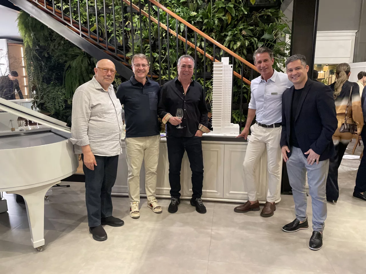 Eterno senador do sul Dr Geraldo Althoff, José Carlos Spricigo, Ney Lopes, Eraldo da Rosa e este colunista, na incrível noite Vision Experience na big fábrica de móveis e decorações Kleiner. Uma experiência única de requinte e elegância da Eraldo construções com excelente enogastrônomia dos vinhos Thera. - Foto: Arquivo pessoal/Reprodução