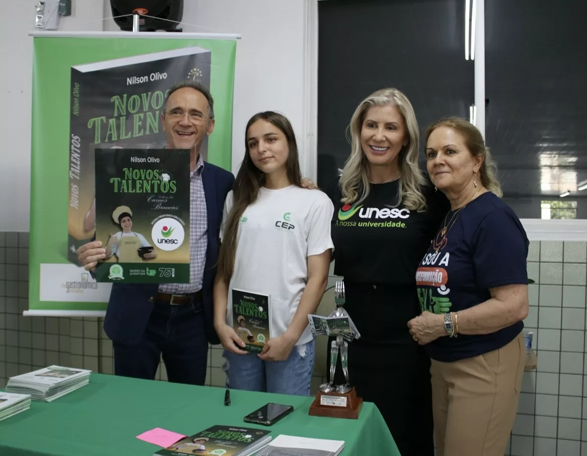 Este domingo foi marcado pela 20ª edição do Almoço das Carnes Brancas do Bairro da Juventude. Na foto: Nilson Olivo, capa do livro “Novos Talentos”- Maria Beatriz, reitora da Unesc Luciane Ceretta e Diretora Executiva do bairro Sílvia Zanette. Em torno de 700 pessoas puderam se deliciar com os oito pratos e uma sobremesa, preparados por chefs voluntários. - Foto: Arquivo pessoal/Reprodução