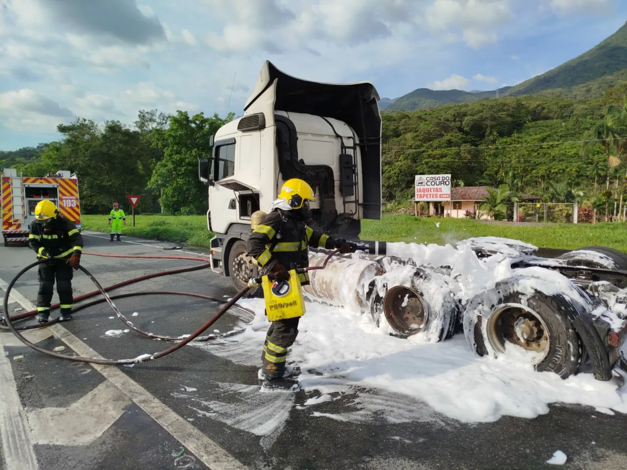 Incêndio em carreta mobiliza bombeiros em Garuva