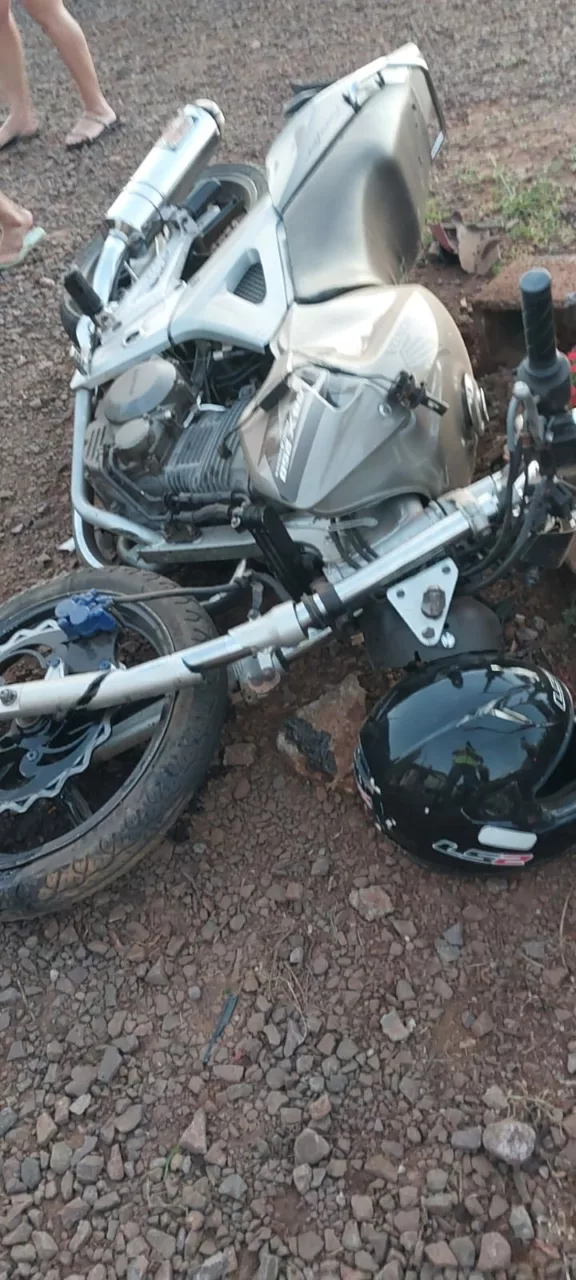 Jovem motociclista fica gravemente ferido ao colidir em carro