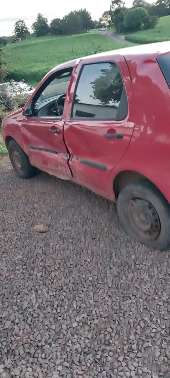 Jovem motociclista fica gravemente ferido ao colidir em carro