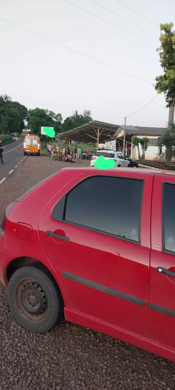 Jovem motociclista fica gravemente ferido ao colidir em carro