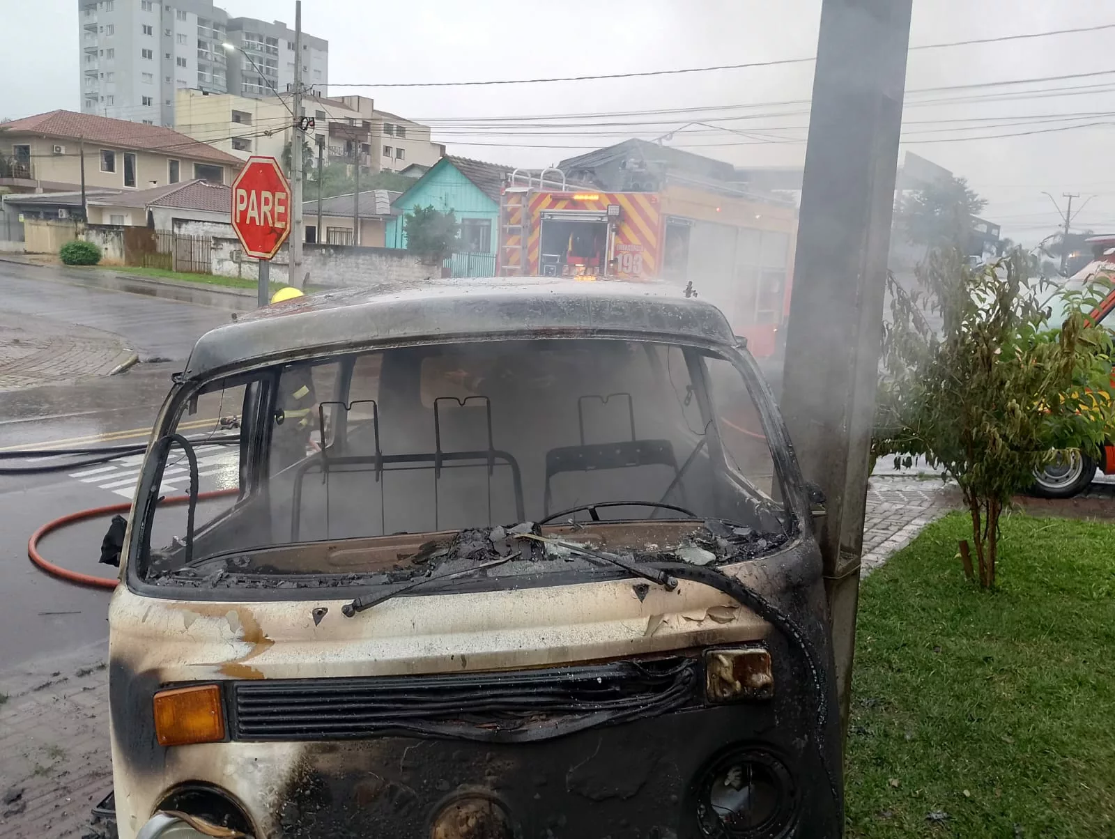 Kombi pega fogo e sai andando sozinha no Norte de SC