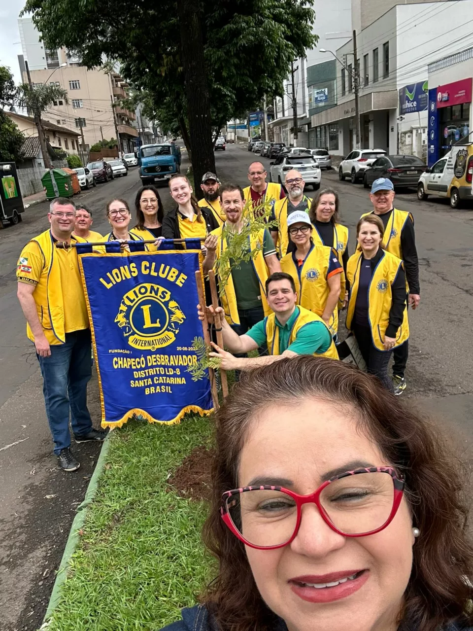 Lions Clube Chapecó Desbravador realiza plantio de árvores no centro da cidade