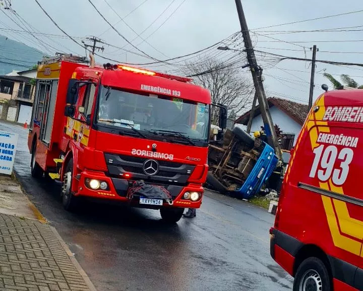 Motorista fica preso às ferragens após caminhão tombar em Porto União