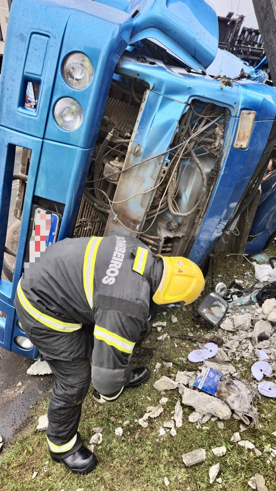 Motorista fica preso às ferragens após caminhão tombar em Porto União