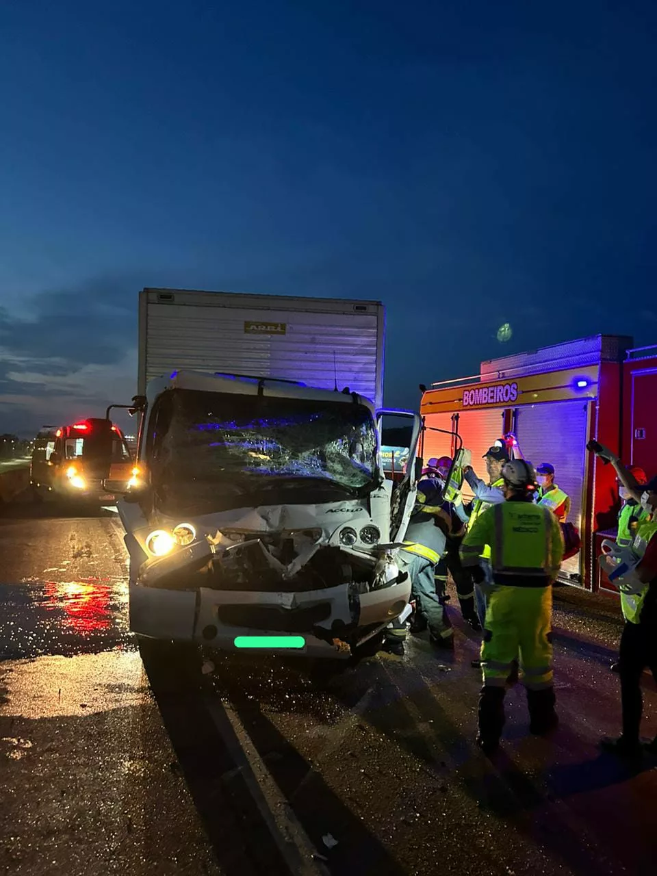 Motorista fica preso às ferragens em acidente na BR-101 em Garuva (2)