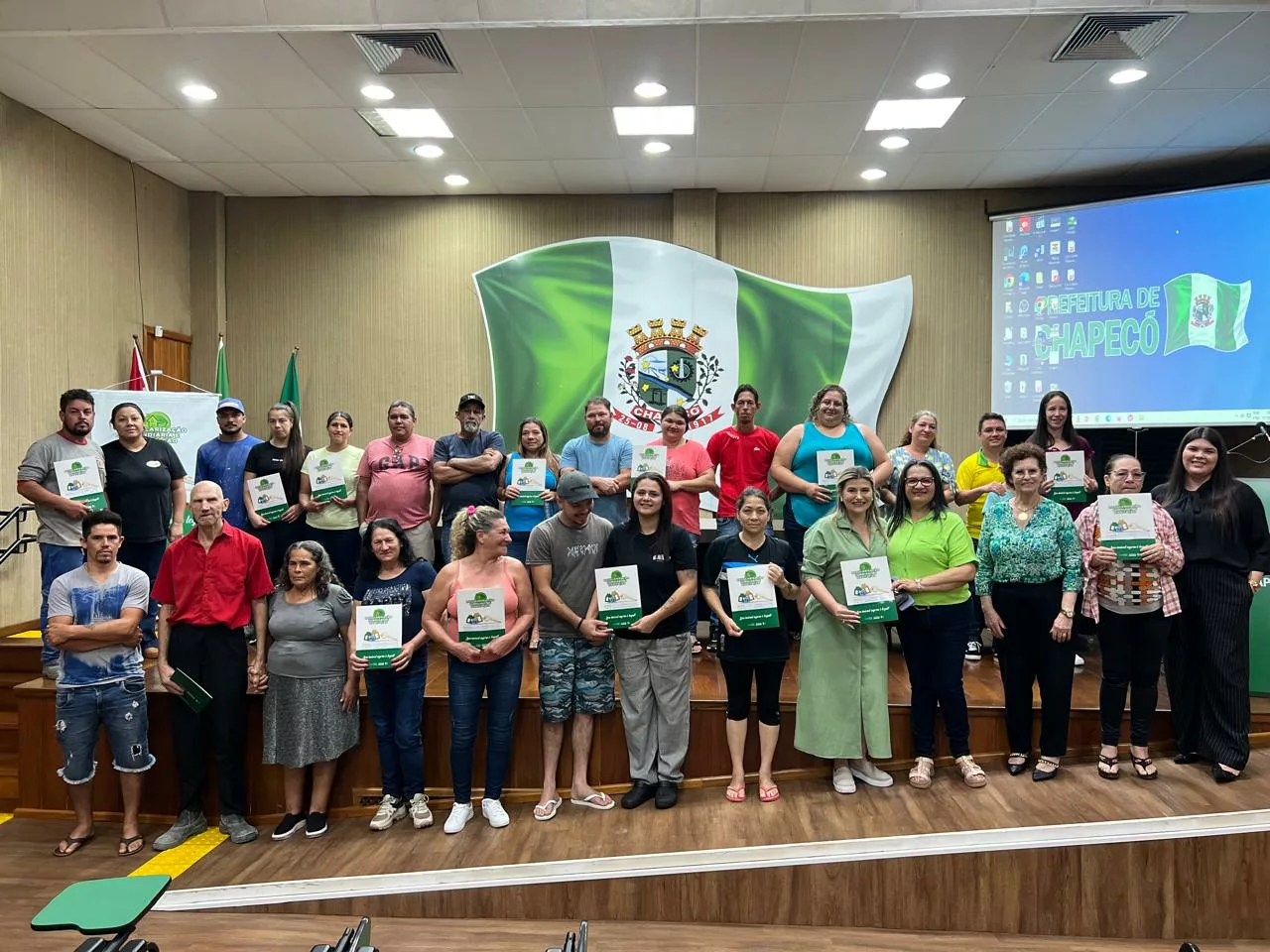 Prefeitura de Chapecó entrega matrículas de regularização fundiária