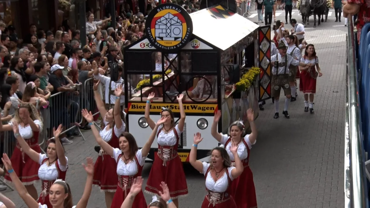 Multidão acompanha o primeiro desfile da Oktoberfest 2024 em Blumenau; veja imagens