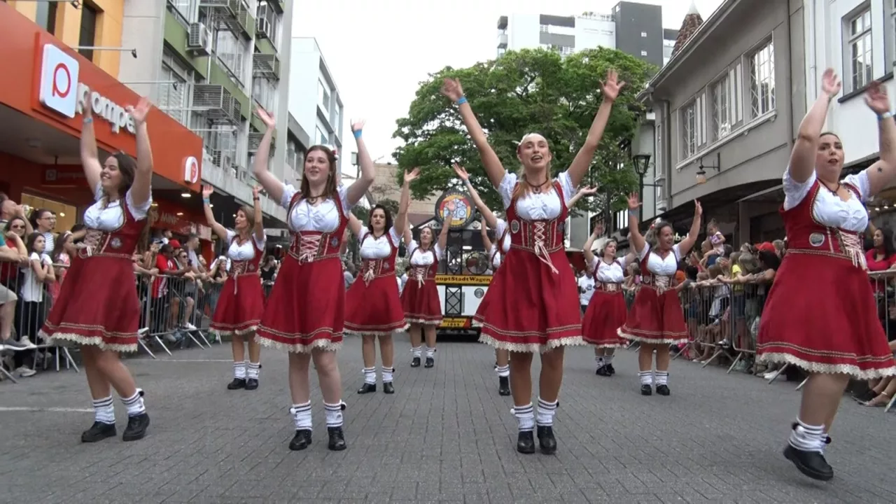 Multidão acompanha o primeiro desfile da Oktoberfest 2024 em Blumenau; veja imagens