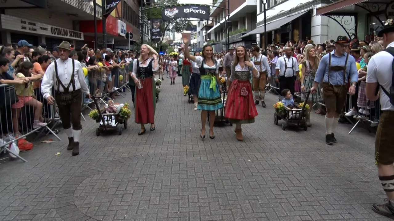 Multidão acompanha o primeiro desfile da Oktoberfest 2024 em Blumenau; veja imagens