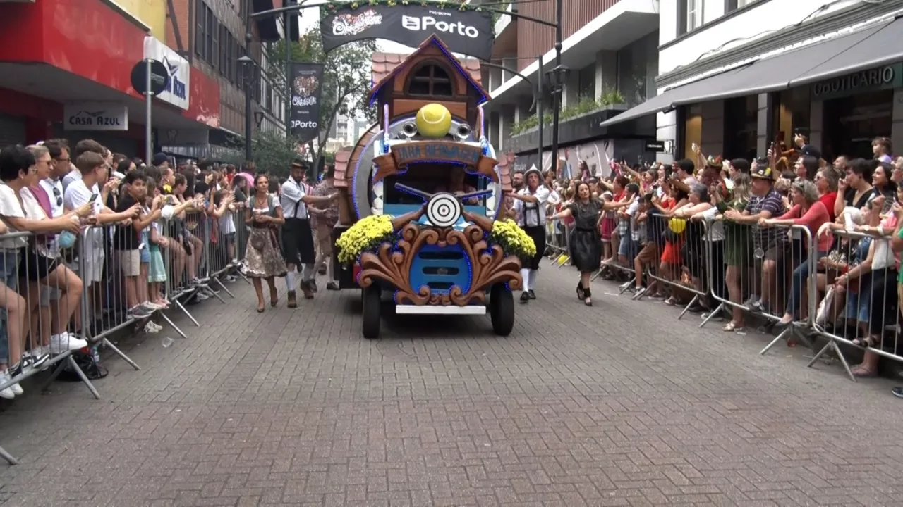 Multidão acompanha o primeiro desfile da Oktoberfest 2024 em Blumenau; veja imagens