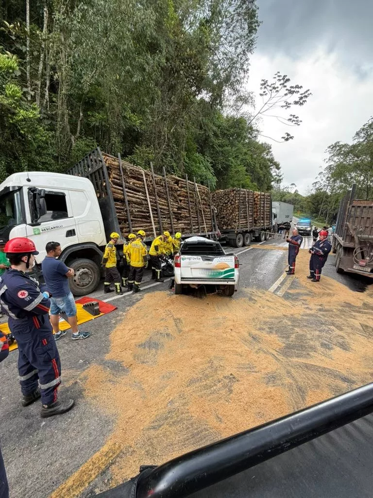 Imagens mostram a destruição após o grave acidente que matou uma pessoa na BR-282