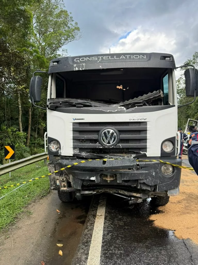 Imagens mostram a destruição após o grave acidente que matou uma pessoa na BR-282