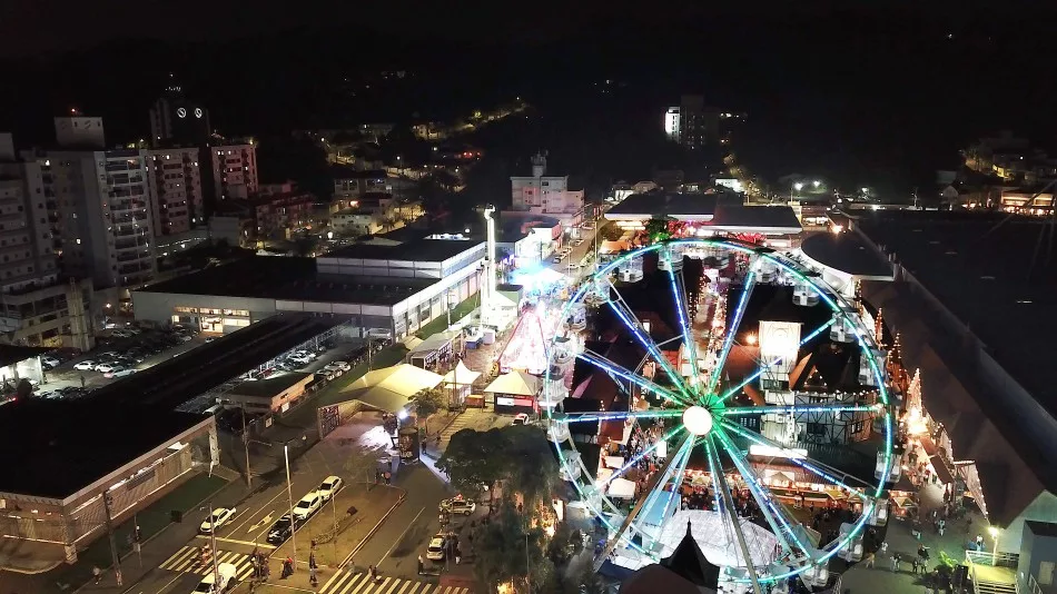 Diversão garantida: Oktoberfest Blumenau conta com duas rodas-gigantes