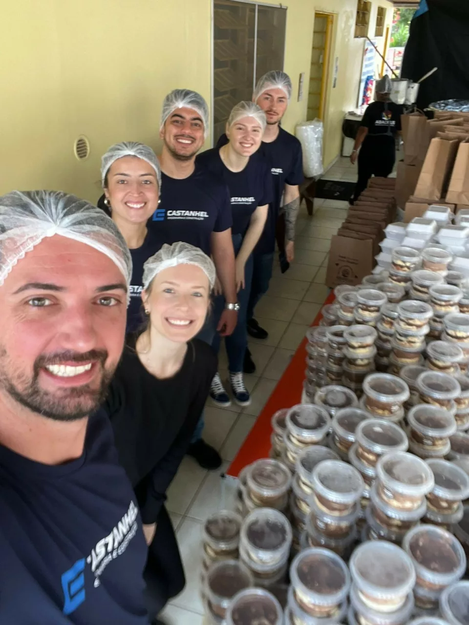 Paella da Abadeus movimentou o sábado na Rua da Gente, com mais de 50 voluntários na confecção e distribuição dos kits. O embaixador da instituição Edinho Castanhel e o time da Castalhel Engenharia e Construção contribuíram para o sucesso do evento. - Foto: Arquivo pessoal/Reprodução