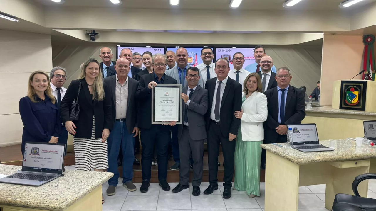 Câmera de Vereadores de Criciúma prestou homenagem aos 25 anos do Sicred. Na foto com os vereadores representando o Sicredi presidente Aluízio Westrup, vice-presidente José Altair Back e a gerente da agência Próspera Elaine. - Foto: Arquivo pessoal/Reprodução